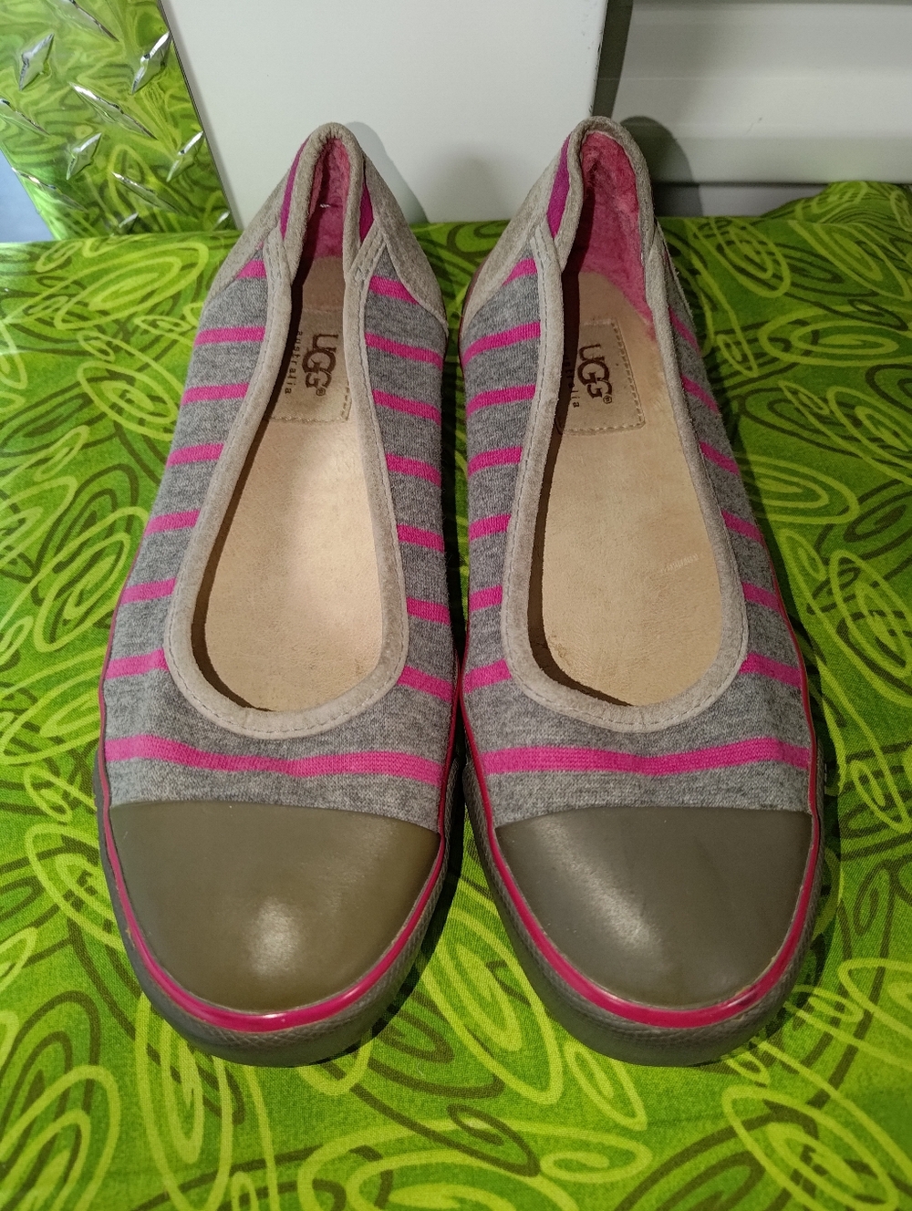 UGG Australia Women's 1796 Neema Gray Pink Striped Flats US 6 - Picture 2 of 15